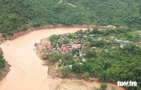 Quân đội, công an dồn lực giúp bà con vùng lũ Nghệ An khắc phục thiệt hại - Ảnh 11.