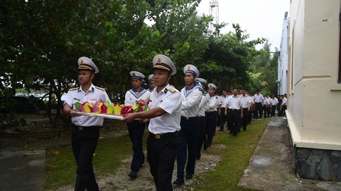 Thả hàng trăm hoa đăng xuống biển tưởng nhớ anh hùng liệt sĩ Trường Sa - Ảnh 4.