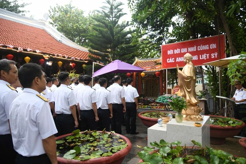 Thả hàng trăm hoa đăng xuống biển tưởng nhớ anh hùng liệt sĩ Trường Sa - Ảnh 5.