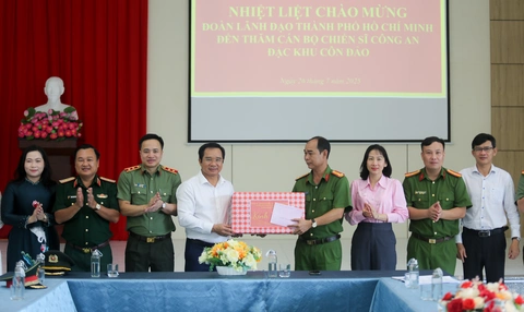 Lãnh đạo TP.HCM thăm Côn Đảo: Nghĩa tình từ đất liền đến vùng đặc khu biển đảo - Ảnh 4.