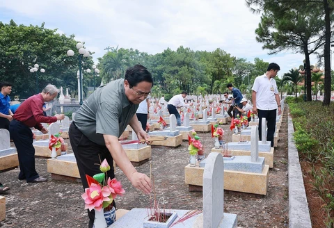 Thủ tướng Phạm Minh Chính tri ân các lãnh đạo tiền bối và người có công tại Quảng Trị và Huế - Ảnh 2.