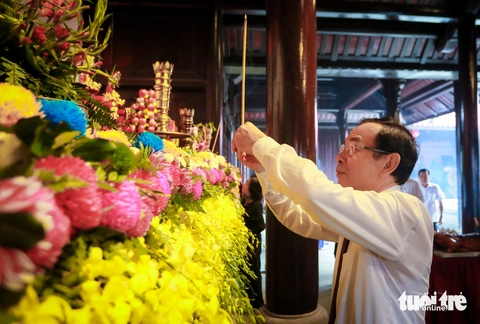 Lãnh đạo TP.HCM dâng hương tưởng niệm các anh hùng liệt sĩ tại Côn Đảo - Ảnh 4.