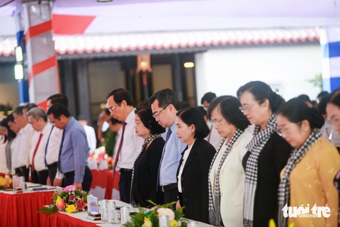 Lãnh đạo TP.HCM dâng hương tưởng niệm các anh hùng liệt sĩ tại Côn Đảo - Ảnh 5.