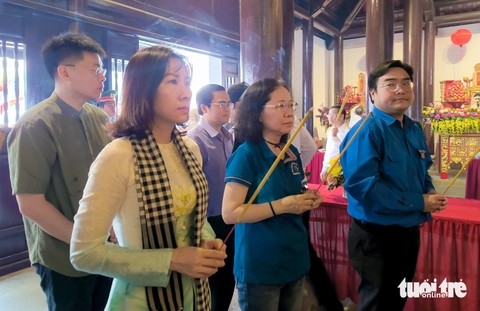 Lãnh đạo TP.HCM dâng hương tưởng niệm các anh hùng liệt sĩ tại Côn Đảo - Ảnh 6.