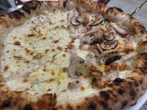 Quẹo hẻm tìm quán của Phú, ăn pizza Ý vị heo quay cải chua - Ảnh 1. pizza - Ảnh 1.