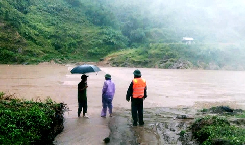 Ô tô con bị lũ cuốn khi liều lĩnh tháo rào chắn băng qua ngầm tràn ngập lũ - Ảnh 1.