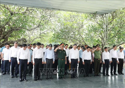 Tổng Bí thư Tô Lâm dâng hương tưởng niệm các anh hùng, liệt sĩ tại Điện Biên - Ảnh 2. Tổng Bí thư Tô Lâm dâng hương tưởng niệm các anh hùng liệt sĩ tại Điện Biên - Ảnh 2.