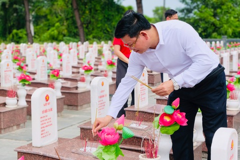 Tuổi trẻ Điện lực trở về Trường Sơn: Đi để hiểu giá trị của hòa bình - Ảnh 1. điện lực - Ảnh 1.