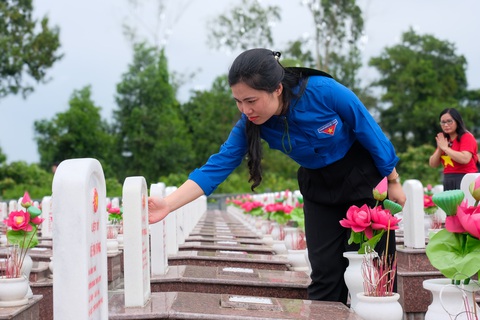 Tuổi trẻ Điện lực trở về Trường Sơn: Đi để hiểu giá trị của hòa bình - Ảnh 2. điện lực - Ảnh 2.