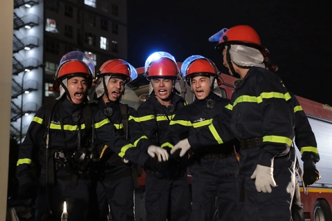 Chiến sĩ quả cảm: Một bước lao vào, ngàn trái tim xúc động - Ảnh 3. Chiến sĩ quả cảm: Một bước lao vào, ngàn trái tim xúc động - Ảnh 3.