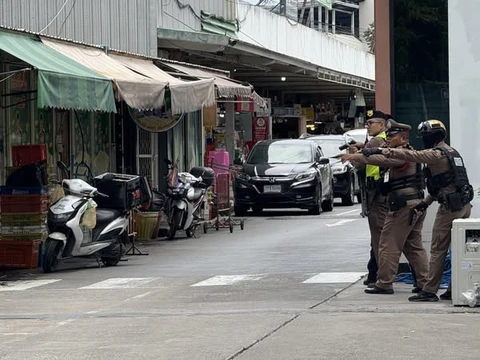 Xả súng tại chợ ở Bangkok, 6 người chết - Ảnh 1.