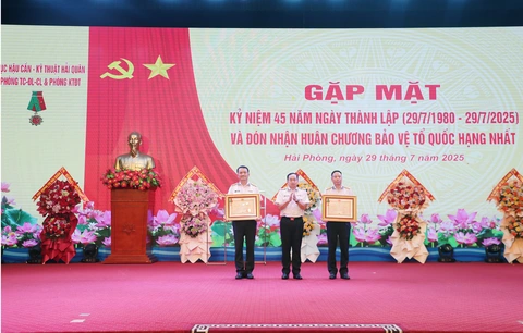 Hai phòng của Quân chủng Hải quân đón nhận Huân chương Bảo vệ Tổ quốc hạng nhất - Ảnh 1.