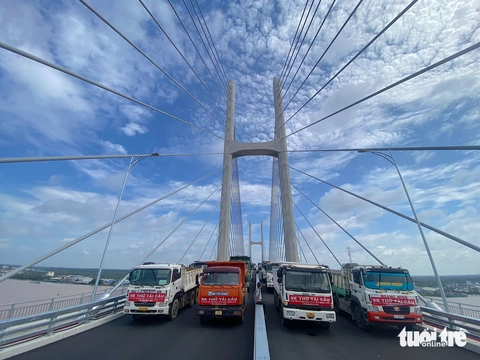Cầu Rạch Miễu 2 thử tải, hàng chục xe chở đầy hàng chạy qua cầu an toàn - Ảnh 1.