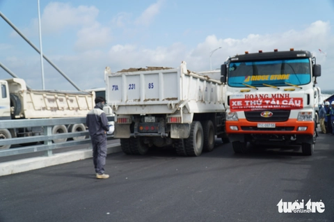 Cầu Rạch Miễu 2 thử tải, hàng chục xe chở đầy hàng chạy qua cầu an toàn - Ảnh 5.