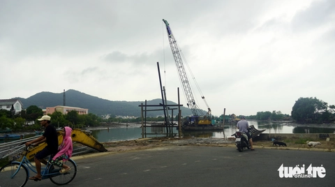 Sở Xây dựng TP.HCM kiểm tra thi công bờ kè kênh nghi làm nứt nhà dân - Ảnh 4.