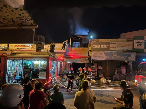 Cháy ngôi nhà 2 tầng ở Nha Trang, cảnh sát phá dở mái nhà để dập lửa - Ảnh 1. Nha Trang - Ảnh 1.