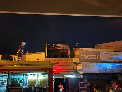 Cháy ngôi nhà 2 tầng ở Nha Trang, cảnh sát phá dở mái nhà để dập lửa - Ảnh 2. Nha Trang - Ảnh 2.