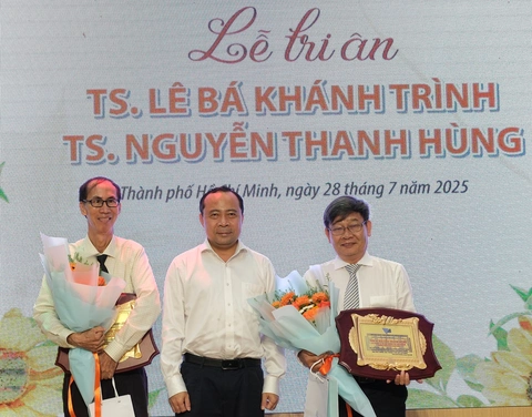 Trường Phổ thông Năng khiếu tri ân thầy Lê Bá Khánh Trình và thầy Nguyễn Thanh Hùng - Ảnh 1.