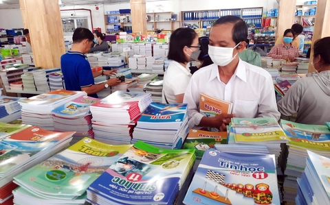 Sửa sách giáo khoa ra sao sau sáp nhập tỉnh? - Ảnh 1. sách giáo khoa - Ảnh 1.
