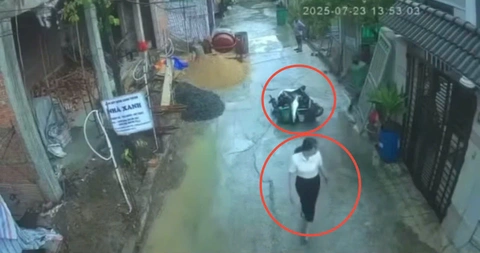 Kiểm điểm cán bộ phường Bình Hòa, TP.HCM vì xô ngã xe của shipper - Ảnh 1. Kiểm điểm cán bộ phường Bình Hòa, TP.HCM vì xô ngã xe của shipper - Ảnh 1.
