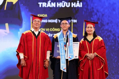 Gần 1.500 sinh viên Hoa Sen bất ngờ được tặng lễ phục tốt nghiệp - Ảnh 3.