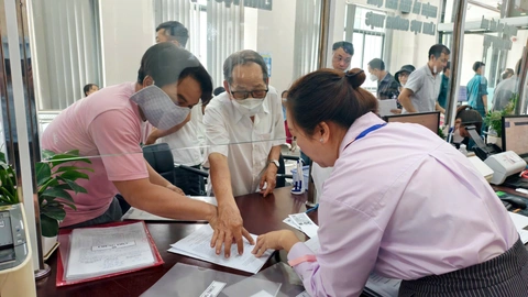Xã Bà Điểm, TP.HCM: 2 ngày sau sáp nhập, giải quyết hơn 600 hồ sơ cho người dân - Ảnh 8.
