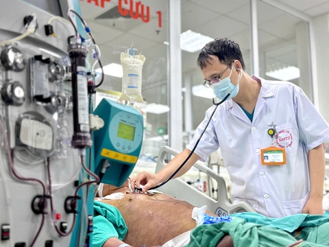 Sau 3 ngày ăn tiết canh heo, thanh niên 30 tuổi nguy kịch - Ảnh 1.