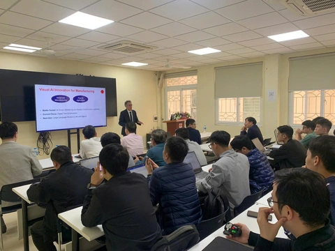 Đại học Quốc gia Hà Nội thí điểm mời 100 giáo sư thỉnh giảng - Ảnh 1.