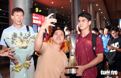 U23 Việt Nam cùng cúp vô địch trở về trong vòng tay người hâm mộ - Ảnh 6.