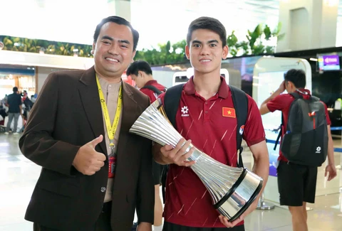 Người hâm mộ Indonesia vây quanh chụp ảnh, xin chữ ký U23 Việt Nam tại sân bay Jakarta - Ảnh 6.