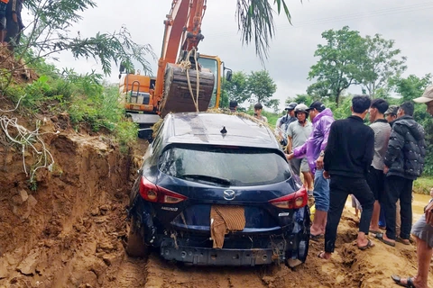 Ô tô chở 4 người bị nước cuốn trôi sau khi vượt rào cảnh báo đã được tìm thấy - Ảnh 1.