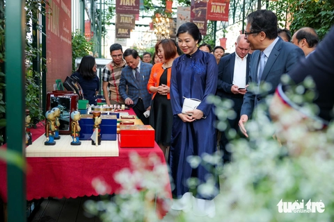 Phu nhân Ngô Phương Ly tặng áo dài, tranh sơn mài cho bảo tàng Nga - Ảnh 13.