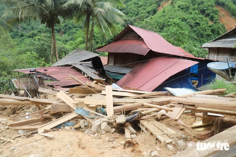 Gian nan đường vào xã Nhôn Mai, nơi vẫn bị cô lập hoàn toàn sau lũ một tuần - Ảnh 2.