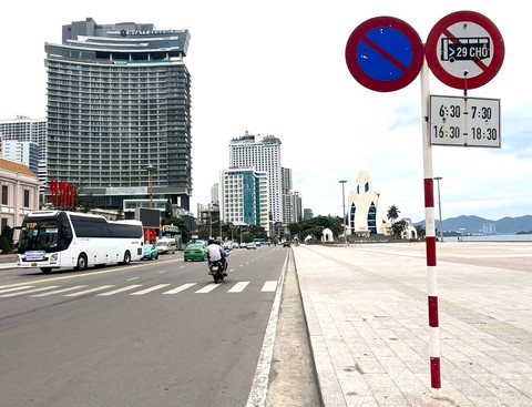 'Cô giáo vùng cao' lại đăng clip trách Nha Trang sao không để biển có in chữ 'Cấm đỗ xe'- Ảnh 2. 'Cô giáo vùng cao' lại đăng clip trách Nha Trang sao không để biển có in chữ 'Cấm đỗ xe'- Ảnh 2.