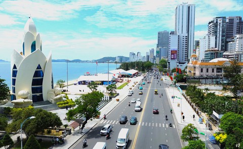'Cô giáo vùng cao' lại đăng clip trách Nha Trang sao không để biển có in chữ 'Cấm đỗ xe'- Ảnh 1. 'Cô giáo vùng cao' lại đăng clip trách Nha Trang sao không để biển có in chữ 'Cấm đỗ xe' - Ảnh 1.