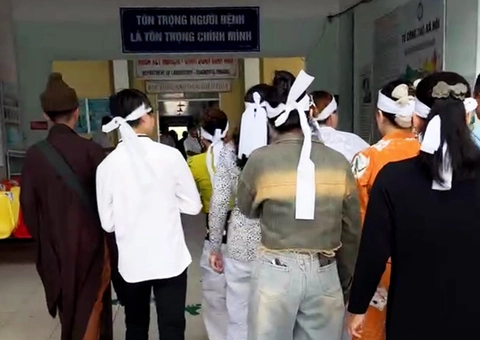 Người nhà mang di ảnh đến bệnh viện ‘trục vong’ - Ảnh 1.