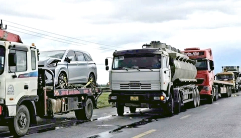 Xe bồn chở xăng bị húc móp đuôi sau cú va chạm liên hoàn 5 xe ô tô - Ảnh 1.