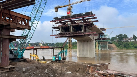 Phà quân sự vận hành trở lại phục vụ người dân qua khu vực cầu Phong Châu - Ảnh 2.