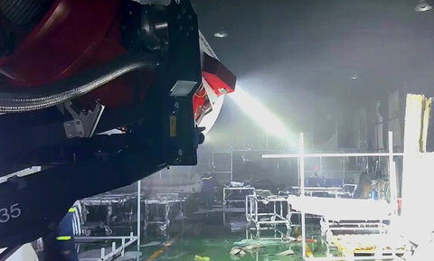 Lần đầu tiên Công an Đà Nẵng dùng robot chữa cháy nhà xưởng - Ảnh 1.