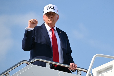 Tổng thống Mỹ Trump đã ký các bức thư về mức thuế mới và sẽ gửi đến 12 quốc gia - Ảnh 1. áp thuế - Ảnh 1.