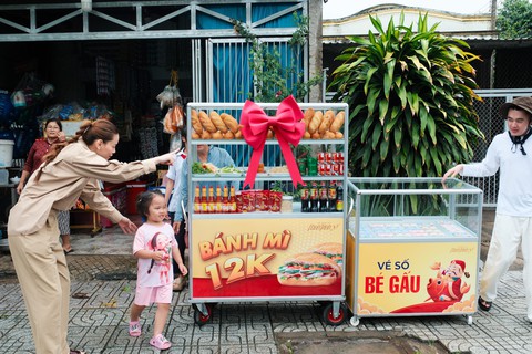 Ca sĩ Hồ Ngọc Hà đội mưa bán vé số giúp cô bé bệnh tim - Ảnh 3. Ca sĩ Hồ Ngọc Hà đội mưa bán vé số giúp cô bé bệnh tim - Ảnh 3.