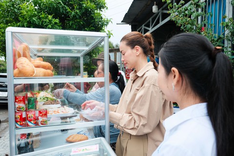 Ca sĩ Hồ Ngọc Hà đội mưa bán vé số giúp cô bé bệnh tim - Ảnh 4. Hồ Ngọc Hà - Ảnh 4.
