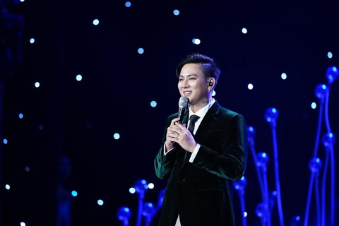 Hoài Lâm hát bài tự sáng tác, gợi nhớ hit quốc dân 'Hoa nở không màu' - Ảnh 2. Hoài Lâm - Ảnh 2.