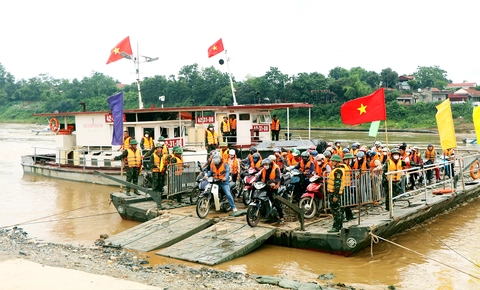 Phà quân sự vận hành trở lại cho người dân qua khu vực cầu Phong Châu - Ảnh 1.