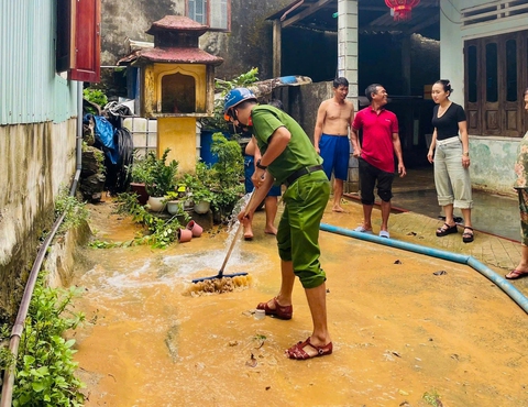 Ngôi chợ tại Đà Nẵng tê liệt sau trận lụt bất ngờ giữa mùa hè - Ảnh 14.