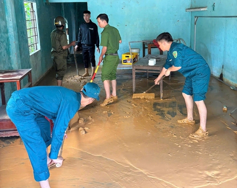 Ngôi chợ tại Đà Nẵng tê liệt sau trận lụt bất ngờ giữa mùa hè - Ảnh 15.
