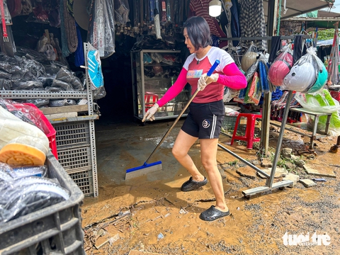 Ngôi chợ tại Đà Nẵng tê liệt sau trận lụt bất ngờ giữa mùa hè - Ảnh 6.