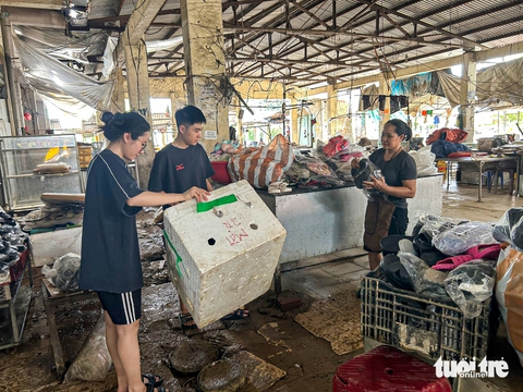 Ngôi chợ tại Đà Nẵng tê liệt sau trận lụt bất ngờ giữa mùa hè - Ảnh 11.