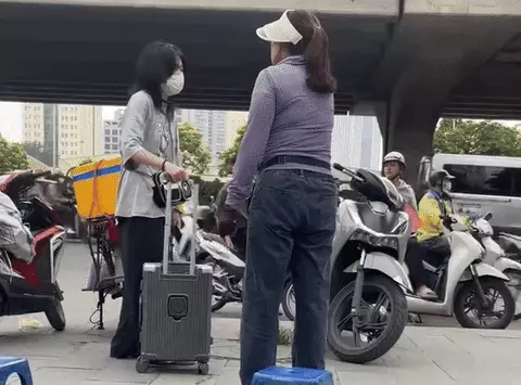 Bà bán trà đá đuổi cô gái khỏi vỉa hè vì 'đứng vào chỗ bán hàng', công an lập hồ sơ xử lý - Ảnh 1.