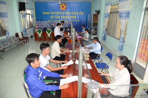 Đồng Tháp giải quyết thủ tục hành chính cho người dân từ thứ 2 đến thứ 7 - Ảnh 1.